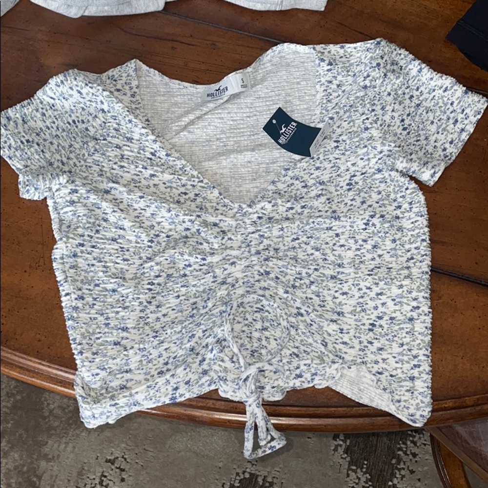 Hollister Size Small Floral Scrunch Top